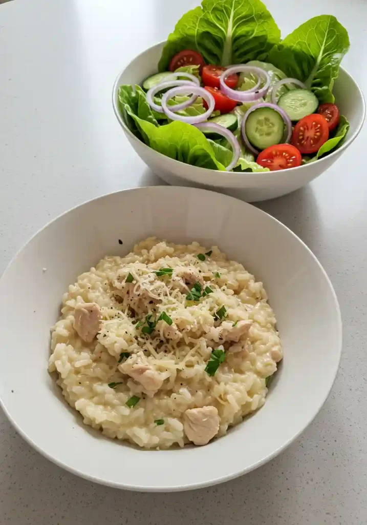 risoto de frango cremoso acompanhado de salada verde cítrica na mesma bancada