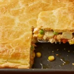 Torta de Frango Incrível servida em prato branco com interior cremoso e crocante por fora.